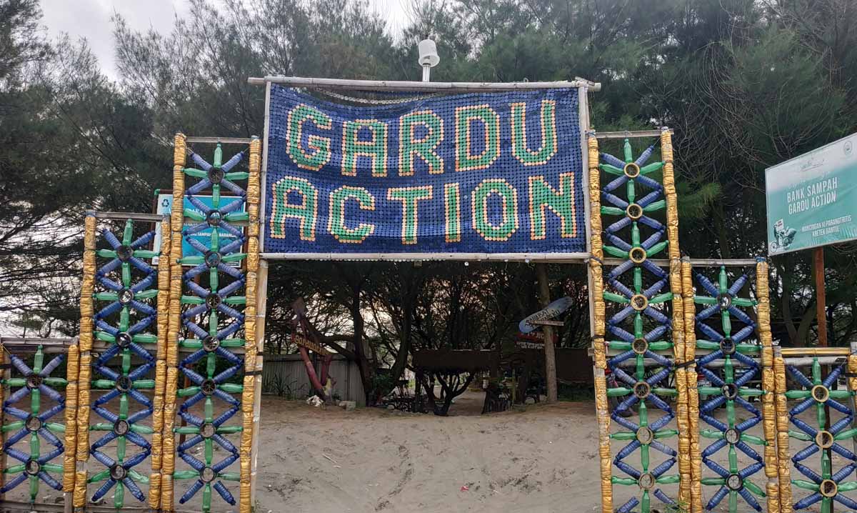 Tumpukan Sampah di Pantai Menjadi Motivasi